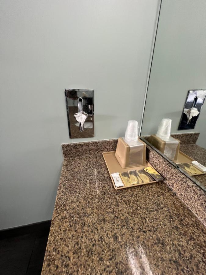 Executive Inn Pelham エクステリア 写真
